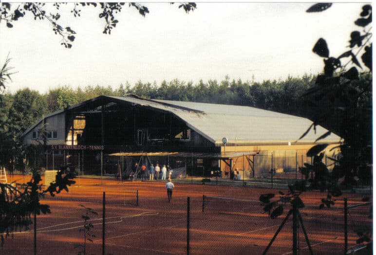 Historische Außenaufnahme der Tennishalle vor dem Brand.