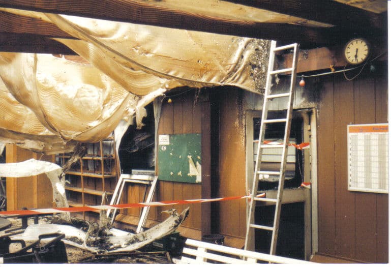 Brandaufnahme des zerstörten Clubraums.