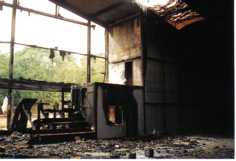 Brandaufnahme aus dem ausgebrannten Halleninneren.