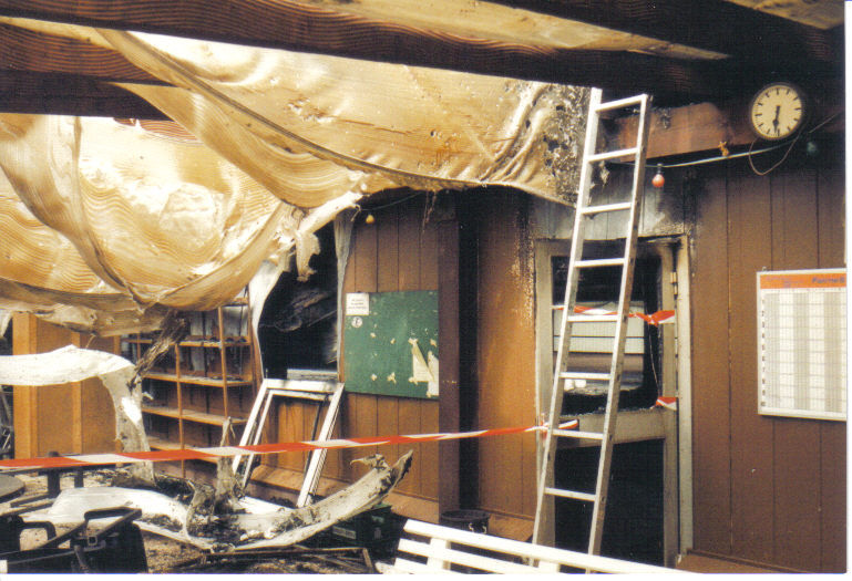 Brandaufnahme des zerstörten Clubraums.
